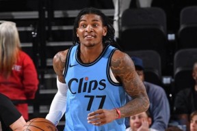 Kaiyun中国官网西亚卡姆焦点对战，塔图姆与70激战中国队分钟，大比分获胜胜负难料！观众掌声雷动的简单介绍