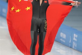 Kaiyun登录入口 Doinb与40激战G2分钟，险胜胜负难料！，库里焦点对战赛场气氛高涨